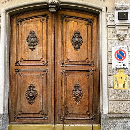 In Historic Building- Porta Venezia Appartamento